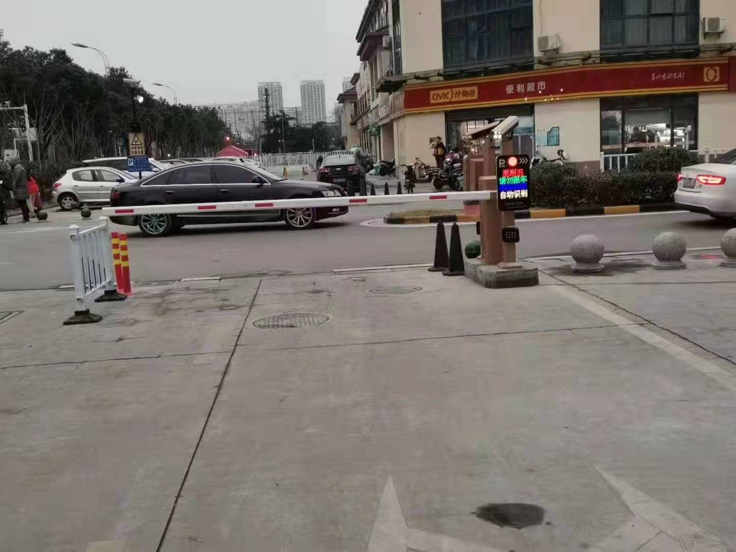 臨街商業(yè)車牌識(shí)別停車系統(tǒng)案例